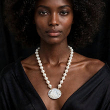 Carica l'immagine nel visualizzatore di Gallery, Collana Aura Classica con Perle Barocche e Pendente Cammeo Sardonico Antico