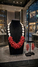 Charger l'image dans la galerie, Parure Alta Gioielleria Artigianale – Collana e Orecchini in Corallo Rosso e Perle Barocche