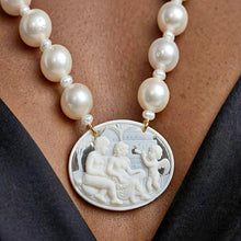 Lade das Bild in den Galerie-Viewer, Collana Aura Classica con Perle Barocche e Pendente Cammeo Sardonico Antico
