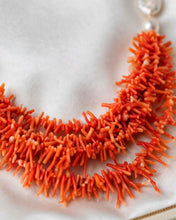 Charger l'image dans la galerie, Parure Alta Gioielleria Artigianale – Collana e Orecchini in Corallo Rosso e Perle Barocche

